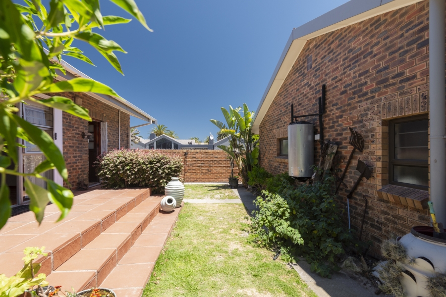 4 Bedroom Property for Sale in Middedorp Western Cape